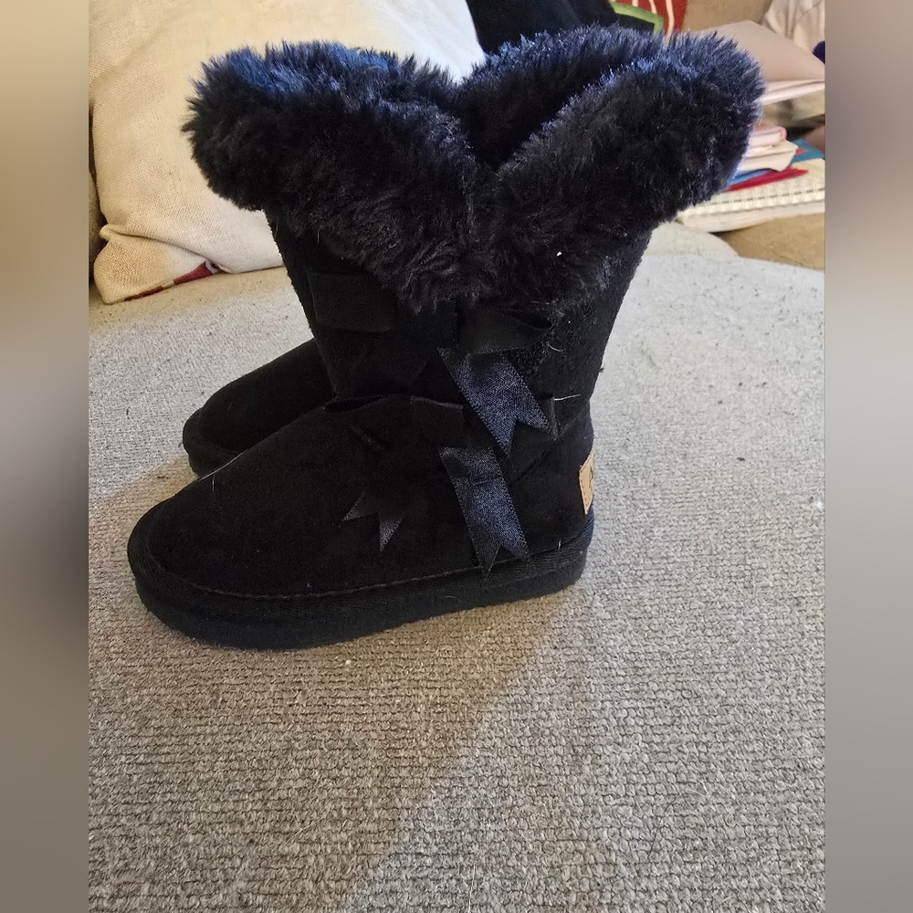 * Apres size 7 black boots with fur, good condition